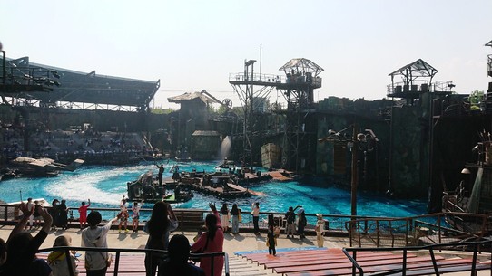 Japan - Osaka - Beeindruckende Stuntshow von Waterworld!