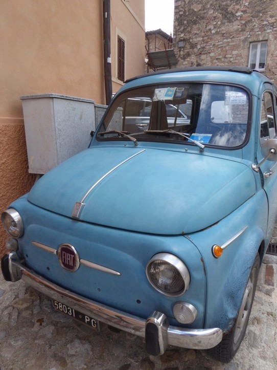Italien - Perugia - So ein Auto gehört hier doch hin!