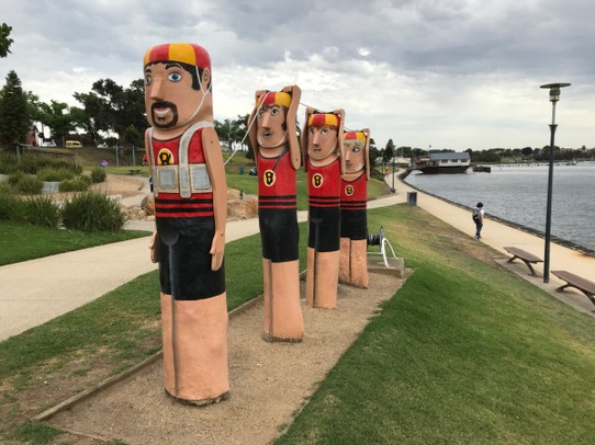 Australien - Coburg North - Holzfiguren in Geelong