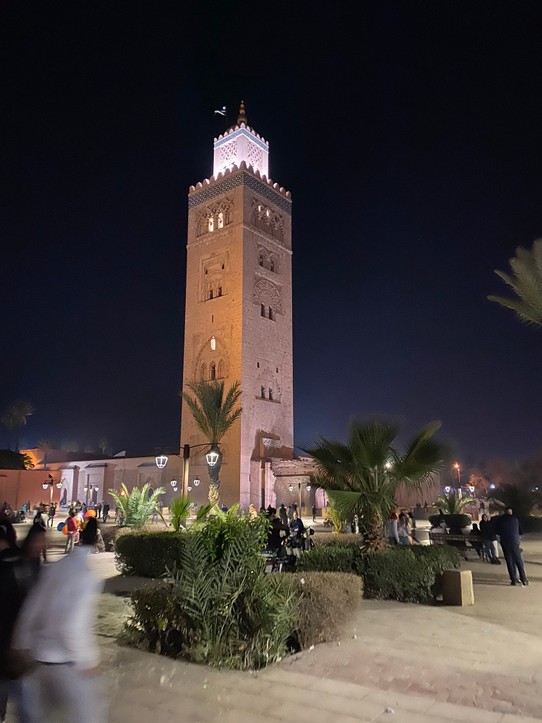 Marokko - Méchouar Kasba - Die Kotoubia Moschee bei Nacht. Das Minarett sieht man von fast überall und hilft bei der Orientierung.