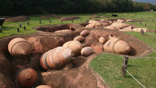 Japan - Fukuoka - Bei Ausgrabungen in Saga wurden über 3000 Särge aus Ton entdeckt. 
