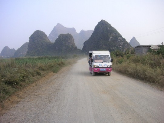China - Guilin - Mit dem Tutuk fahrn wir über Feldwege