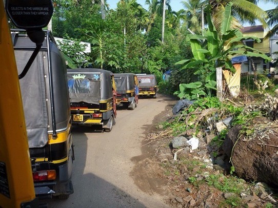 Indien - Kochi - Im Konvoi fahren wir zum Fischerdorf 