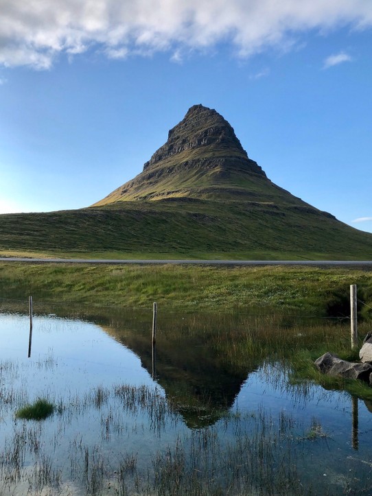 Island - Grundarfjarðarbær - Auch sehr schön mit der Spiegelung im Wasser... Tatsächlich ist hier die eigentliche Herausforderung beim Fotografieren, zu warten, bis gerade alles menschenleer ist. Und zu warten, das gerade kein Auto vorbeigefahren kommt... Gar nicht so einfach hier...