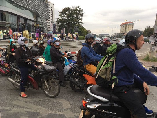 Thailand - Chiang Mai - Gefühlte halbe Stunde Rot-Phase vom Berge kommend - Racing Joe in der Rush hour von Chiang Mai 