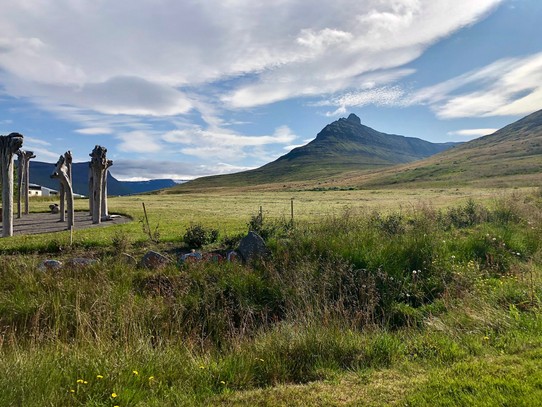 Island - Súðavík - Hier auf dem Spielplatz gibt es auch einen kleinen chilligen Skulpturenpark für die Erwachsenen... Sehr schön...