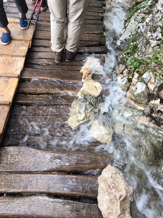 Kroatien - Plitvička jezera - Überflutung der Wege - Planken helfen! Zum Teil auch mehrere übereinander 
