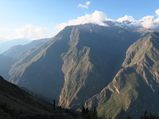 Peru - Choquequirao - J1 : après 4 heures de collectivo, on attaque le trek. 8 km de descente jusqu'au village de Cachora puis 11 km pour aller au mirador