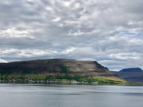 Island - Ísafjarðarbær - So.Noch einmal 8 Minuten später verabschieden wir uns schon von Þingeyri und den Fjord und unsere Strasse führt uns wieder hoch in die Berge...