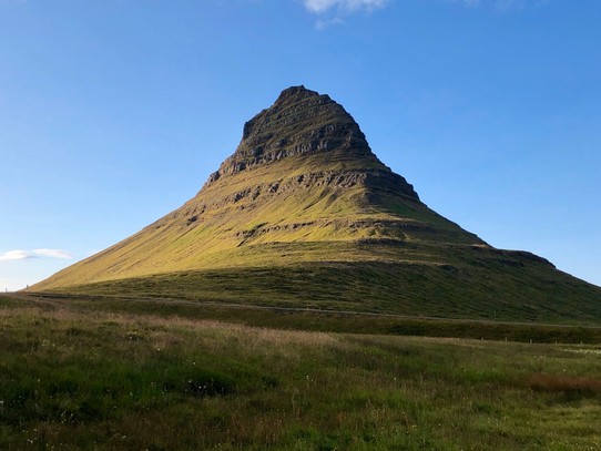 Island - Grundarfjarðarbær - Jetzt mal ohne Wolken 😂 Und ohne Auto 👍 