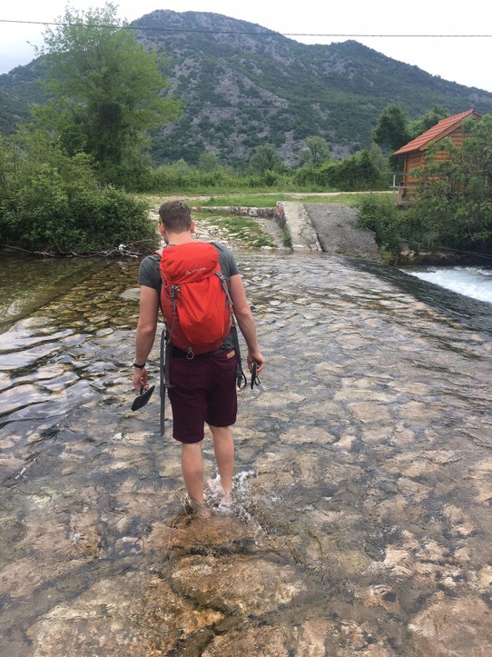 Montenegro - Virpazar - Der Weg zum Dorf führt über/ durch den Fluss - Kneipkur inklusive 