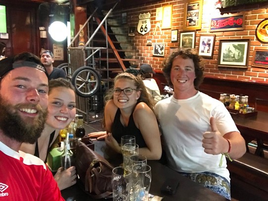 Thailand - Amphoe Mueang Krabi - In einer Bar lernten wir Brad und Hayden kennen. Wir hatten einen sehr lustigen Abend