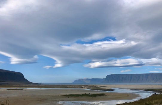 Island - Vesturbyggð - Blick in Richtung Grönland 😍 Das ist wieder der Strand von Örlygshöfn. Hammer, was für Wolken...