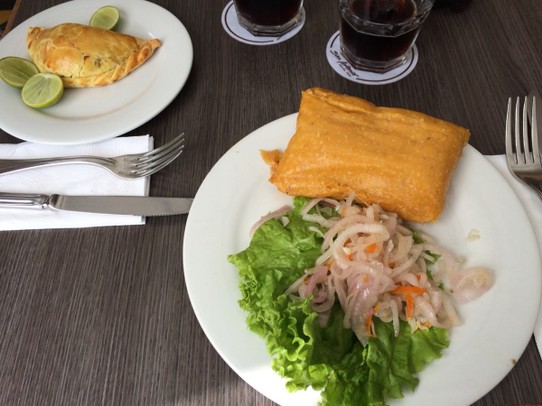 Peru -  - Empanada und Tamal de pollo