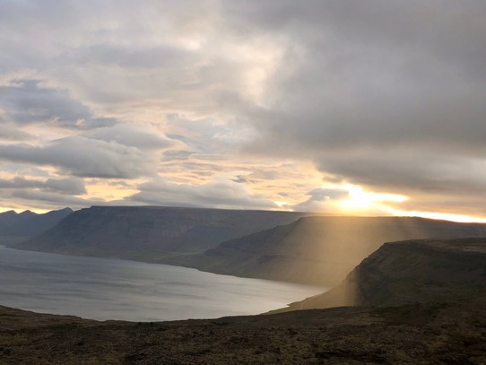 Island - Ísafjarðarbær - Wir fahren auf einen kleinen Schotterparkplatz, 100m unterhalb der Schotterpiste, was auch schon wieder sehr abenteuerlich war...😅