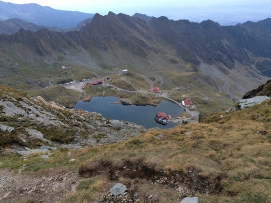 Rumänien - unbekannt - Blick vom Aufstieg auf den Kammweg des Fagaras-Gebirges auf das Areal des Balea Lac.