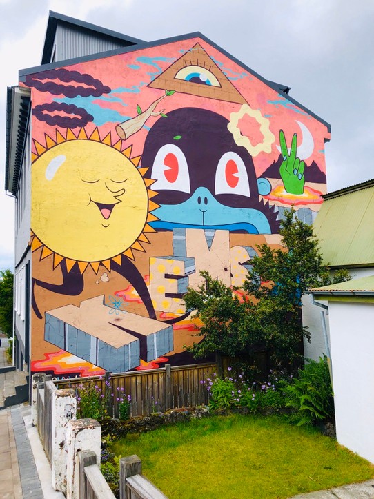 Island - Reykjavík - Wir haben das nächste Graffiti entdeckt: Gross und bunt 😀👍