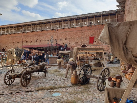Belarus - Niasviž - Filming in the courtyard of Mir Castle