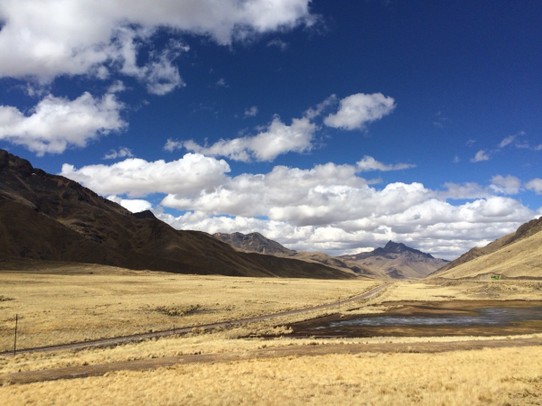 Peru - Puno - Auf der Anfahrt auf 4.300m - Einsamkeit in der Hochebene, mit der einzigen Bahnlinie weit und breit