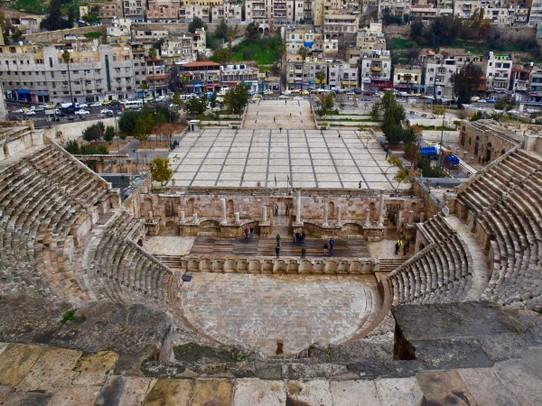 Jordanien - Amman - Natürlich gehen wir auch hin, die Stufen können ganz schön anstrengend sein. Hier finden 6000 Menschen Platz, manchmal wird es heute noch für Konzerte genutzt.