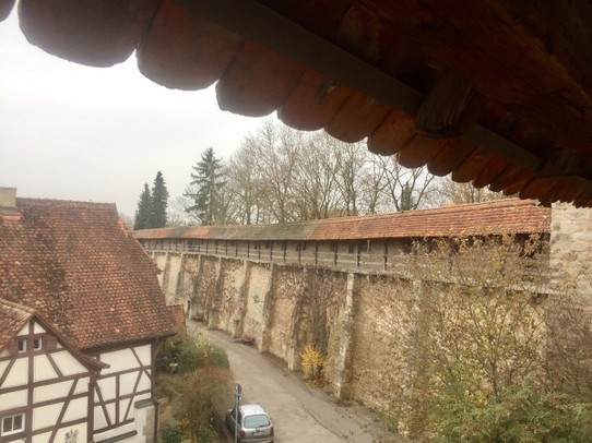 Deutschland - Rothenburg ob der Tauber - Blick von der Stadtmauer auf die Stadtmauer...