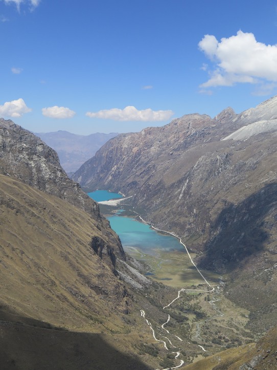 Peru - Áncash - La légende quechua dit que ces 2 lacs sont les larmes de 2 amoureux séparés par le père qui les aurait chacun envoyés sur 2 sommets differents a 6000m