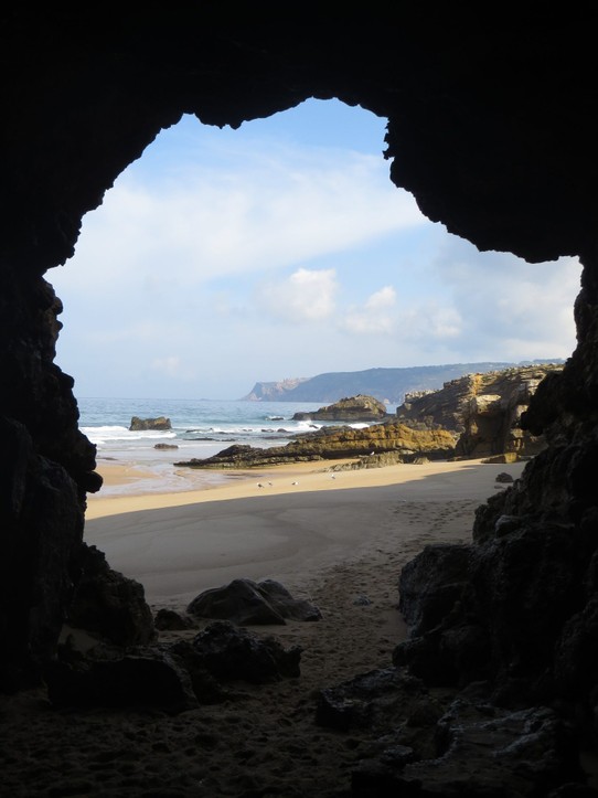 Portugal - Colares - Strandhöhle mit Blick auf den Cabo da Roca