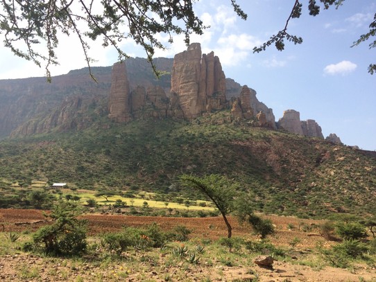 Äthiopien -  - Die Region ist bekannt für die Felsenkirchen aus der Zeit der Etablierung des Christentums. Eremiten gingen in die Berge, später wurden Kirchen hoch oben in den Fels