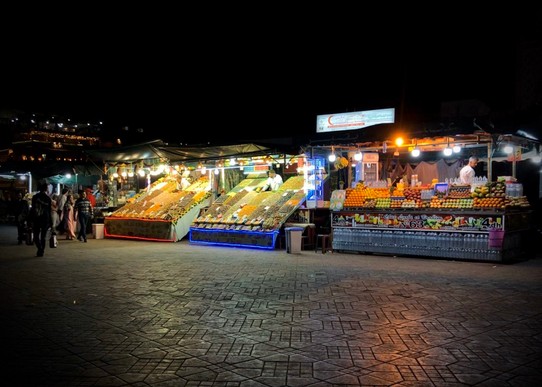 Marokko - Méchouar Kasba - Ein paar der Buden auf dem berühmten Markt „Jemaa el Fna“