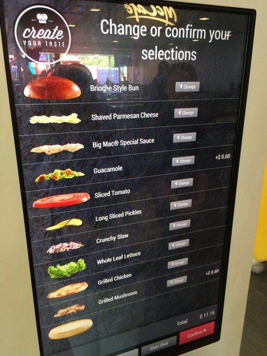 Australien - Melbourne - Nach dem Flug erstmal eine Stärkung am Freeway: hier kann man den Burger beim McD selber zusammenstellen
