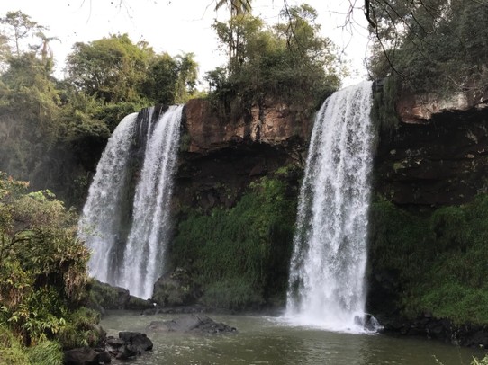 Argentina - Iguazú - Die Wasserfäll werded Schwöschtere-Wasserfäll gnännt. Gemäss Mapi en klare Fall: Ich bi links und d‘Arlette isch de Wasserfall rächts
