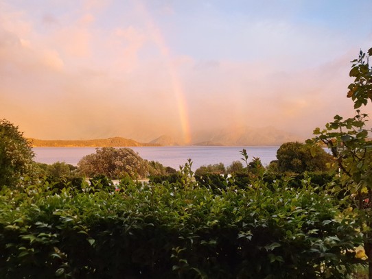 Neuseeland - Manapouri - Regenbogen über dem See Manapouri 