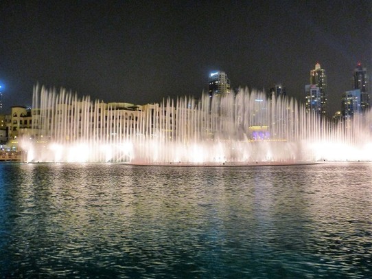 Vereinigte Arabische Emirate - Dubai - Wasserfontäne mit Musik untermalt 