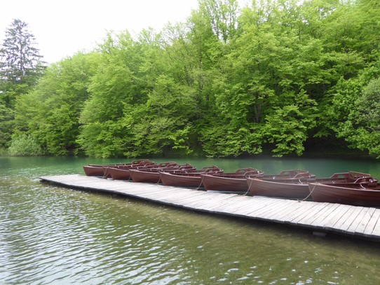 Kroatien - Plitvička jezera - Diese Boote kann man wohl mieten. Die Kroaten machen wohl gerne auf diesen Booten Heiratsanträge 💒 