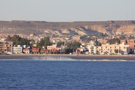 Argentinien - Puerto Madryn - Stadtansicht von der Aida bei Ebbe 