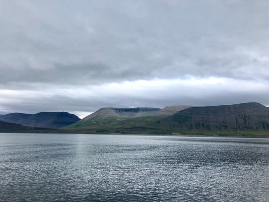 Island - Þingeyri - Und da auf die andere Seite vom Fjord werden wir dann später bei der Weiterreise nach Ísafjörður gelangen...