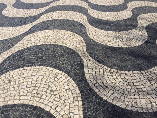 Portugal - Lisboa - Boden in Wellen gepflastert 