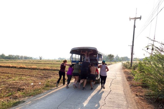 Thailand - Bueng Sam Phan - En del av Crossfit treningen består av å dytte bilen.