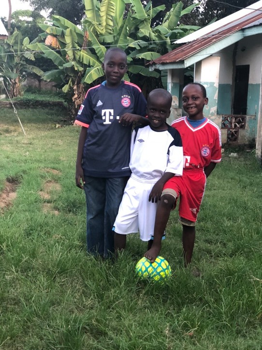Kenia - Kwale - Die coolsten Jungs aus dem Dorf dank der neuen Trikots
