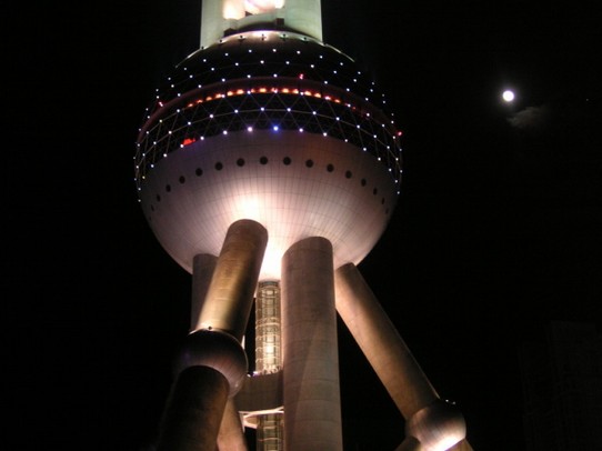 China - Shanghai - gigantischer Fernsehturm, 440 m