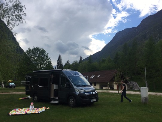 Slowenien - Bovec - Unser erster Stopp auf dem Campingplatz.
Lelia fühlt sich schon wohl und Fabi schließt uns an den Strom an