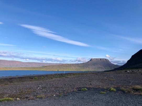 Island - Súðavíkurhreppur - Und in diese Richtung geht es dann weiter. Blick in den Seitenast „Seyðisfjörður“. Da direkt hinter dem Wasser müssen wir nicht mehr lang, das ist die Insel Hestur. Das ist dann der Seitenast „Skötufjörður“. Und den werden wir später dann auch noch entlang fahren.