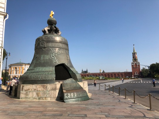 Russland - Moskau - Sie gilt/galt (wir sind uns da nicht mehr so sicher) die größte Glocke der Welt.

War wohl etwas zu schwer 😄😝