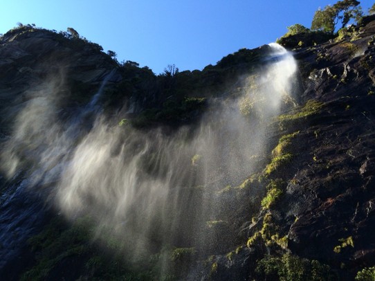 Neuseeland - Te Anau - 1.600 m hohe Felswände und Wasserfälle die der Wind wegbläst - toll