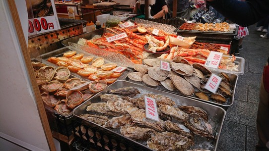 Japan - Ōsaka - Auf dem Fischmarkt um die Ecke gibt es taglich Muscheln, Seeigel und Krabbenbeine
