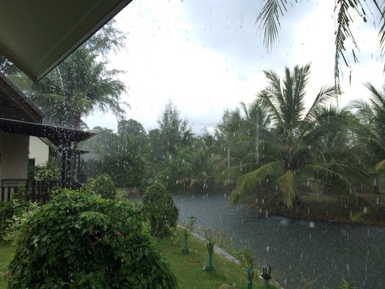 Thailand - Khao Lak Blue Lagoon Resort - Gewitter bringen keine Abkühlung. Das erste Mal auf der Reise dass ich über die Klimaanlage zum Schlafen dankbar bin