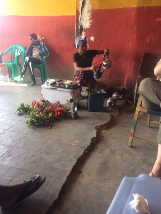 Äthiopien - Mekele - Endlich KAFFEE trinken auf dem Rückweg nach Mek‘ele. In jedem Restaurant gibt es einen kleinen Tisch für die Kaffeezubereitung und eine zugehörige Lady, die ihn zubereitet. Gekocht wird er in einem Tongefäss, das direkt auf die Kohle geätzt wird.