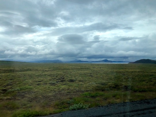 Island - Bláskógabyggð - Und schon sitzen wir wieder im Bus... Weiter geht unsere Golden Circle Tour...

Hier befinden wir uns gerade in „Niemandsland“. Wir haben soeben die europäische tektonische Platte verlassen und erreichen erst gleich beim Þingvellir-Nationalpark dann die amerikanische Platte... spannend...