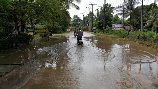Thailand - Ko Pha-ngan - Der Morgen startete erneut mit viel Regen, sodass das Fahren an manchen Stellen herausfordernd war. 