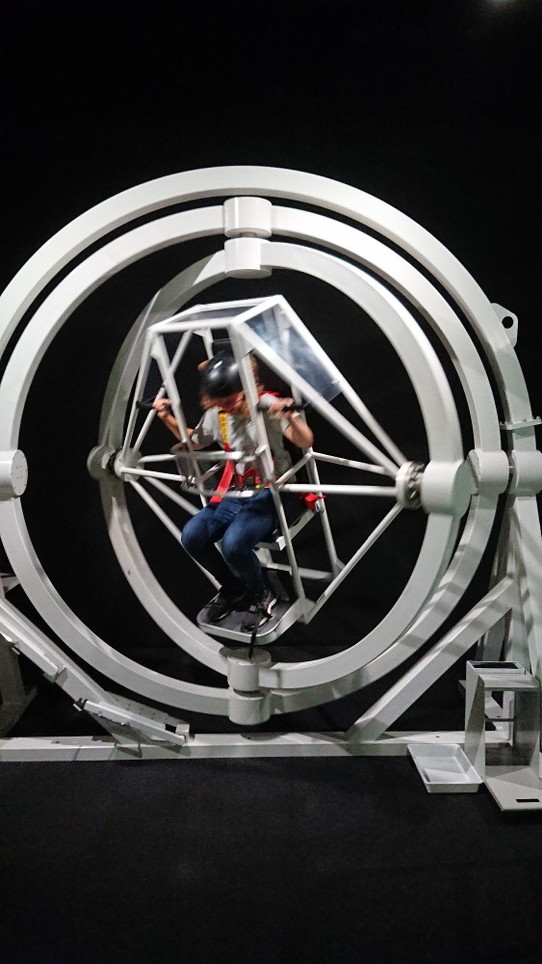 Japan - Fukuoka - Susanne probiert im Technik-Museum ein Gerät aus, in dem Astronauten die Orientierungslosigkeit im Weltall erfahren können. 
